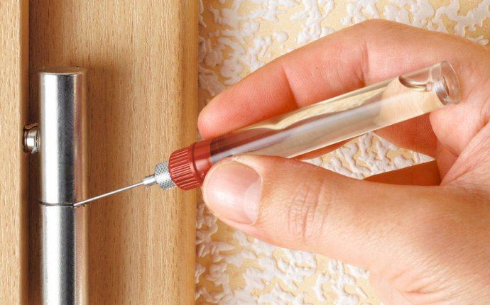 Чем смазать скрипящую дверь: смазываем петли правильно