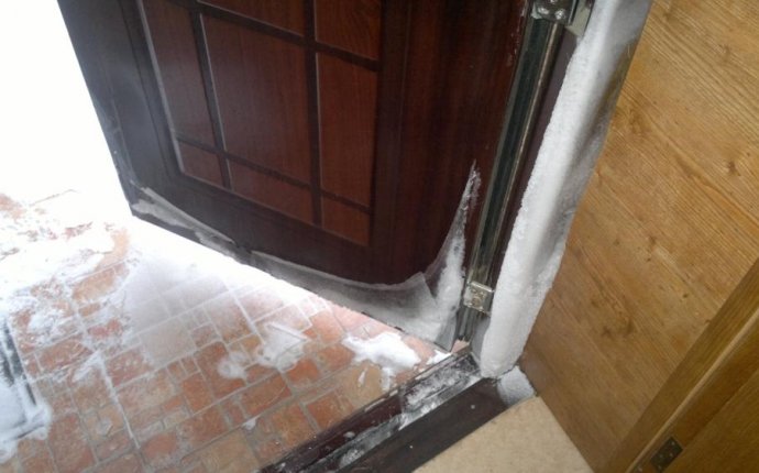 Почему промерзает входная металлическая дверь и что делать