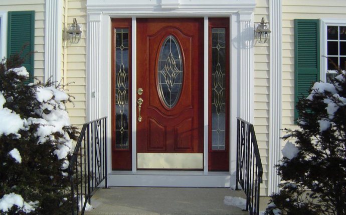 Варианты входной двери в коттедж: обзор