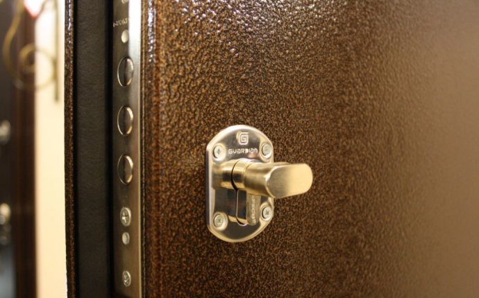 выбрать входную дверь в квартиру