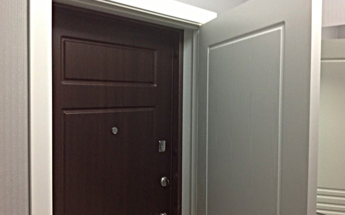 Вторая входная дверь в квартиру: плюсы и минусы