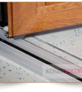 Уличные пластиковые двери с алюминиевым порогом