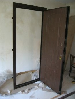 Установка входной металличсекой двери. Установка дверей во Владимире.
