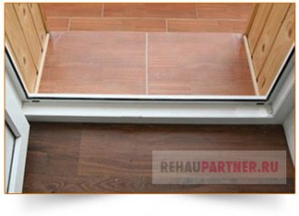 Входные пластиковые двери с пластиковым порогом